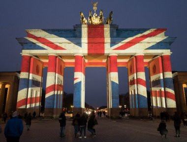 Στα χρώματα της Βρετανίας η Πύλης του Βραδεμβούργου στο Βερολίνο (φωτό)